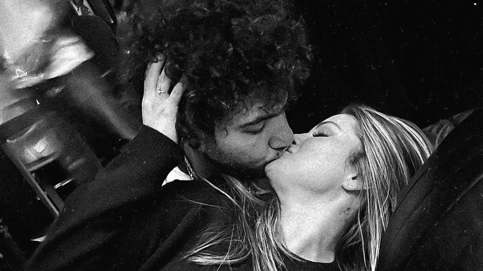¡Es oficial! Con tremendo beso, Selena Gomez confirma su romance con Benny Blanco
