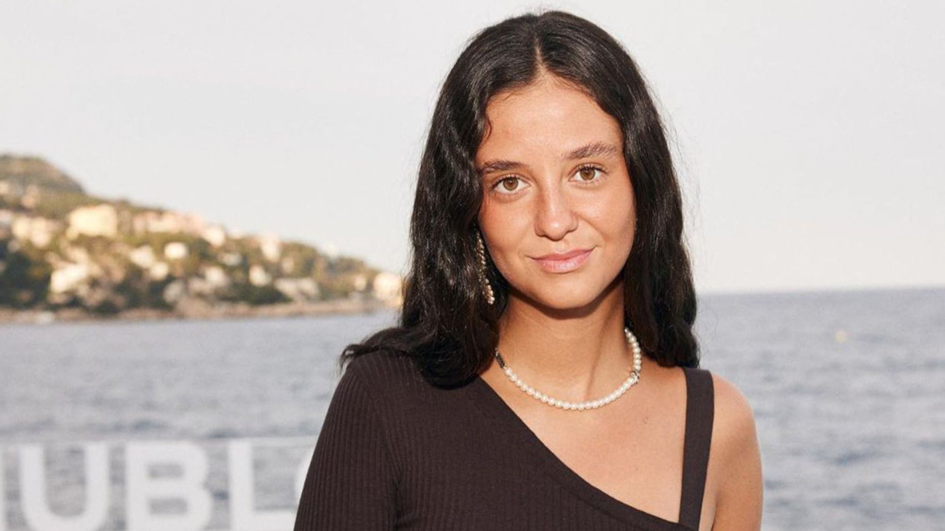 Victoria de Marichalar apuesta por las ondas surferas como el peinado de invitada ideal para verano