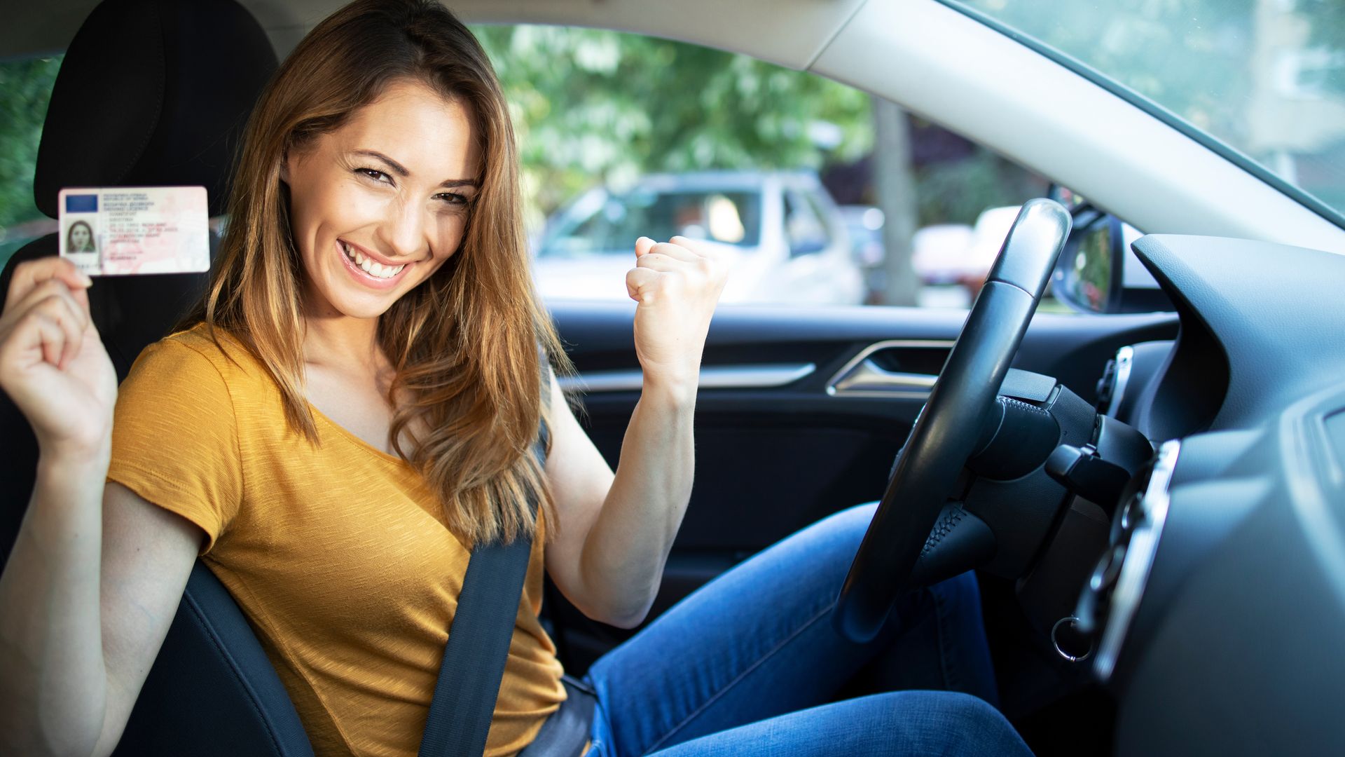 Chica que acaba de aprobar su carnet de conducir 