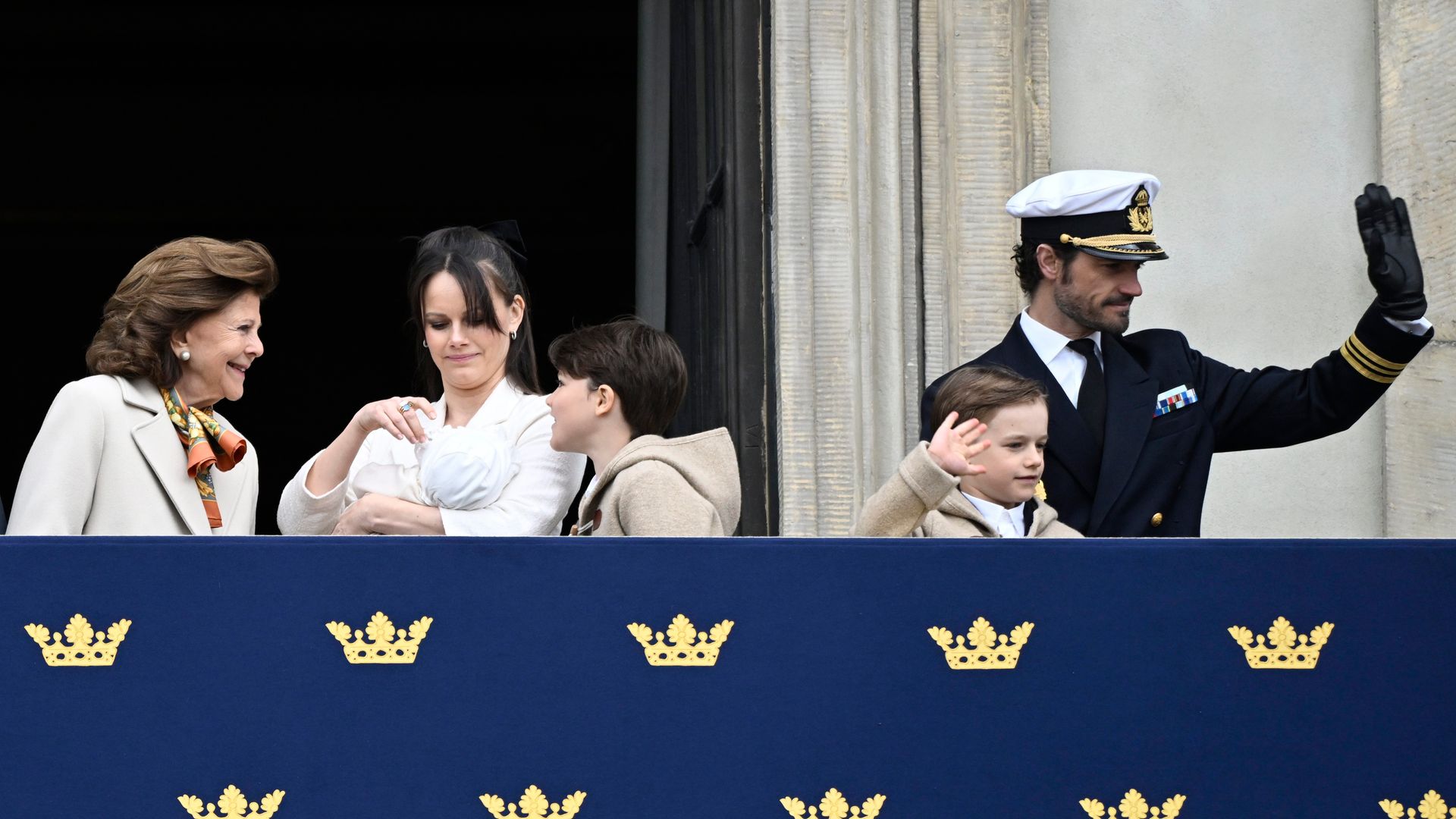 La hija de los príncipes Carlos Felipe y Sofía de Suecia debuta en un acto oficial con menos de tres meses