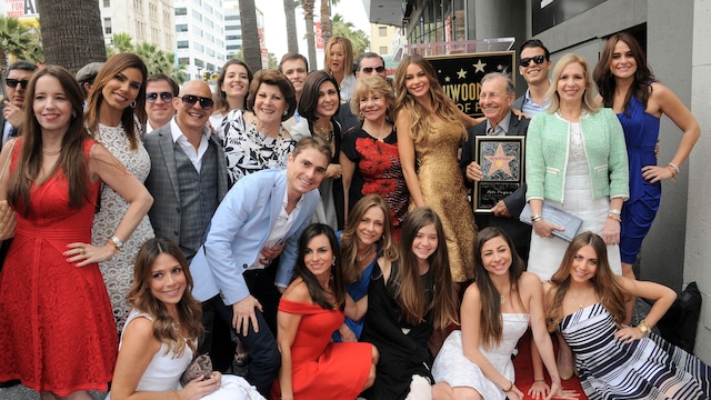Sofía Vergara con su familia recibiendo la estrella del Paseo de la Fama de Hollywood en 2015