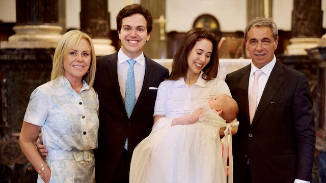 Rosa Clará; su hijo, Daniel; Anne-Marie, con Chloé en brazos, y Josep Artigas, marido de la diseñadora, en la iglesia de María Reina, de Barcelona, donde tuvo lugar la ceremonia del Bautismo