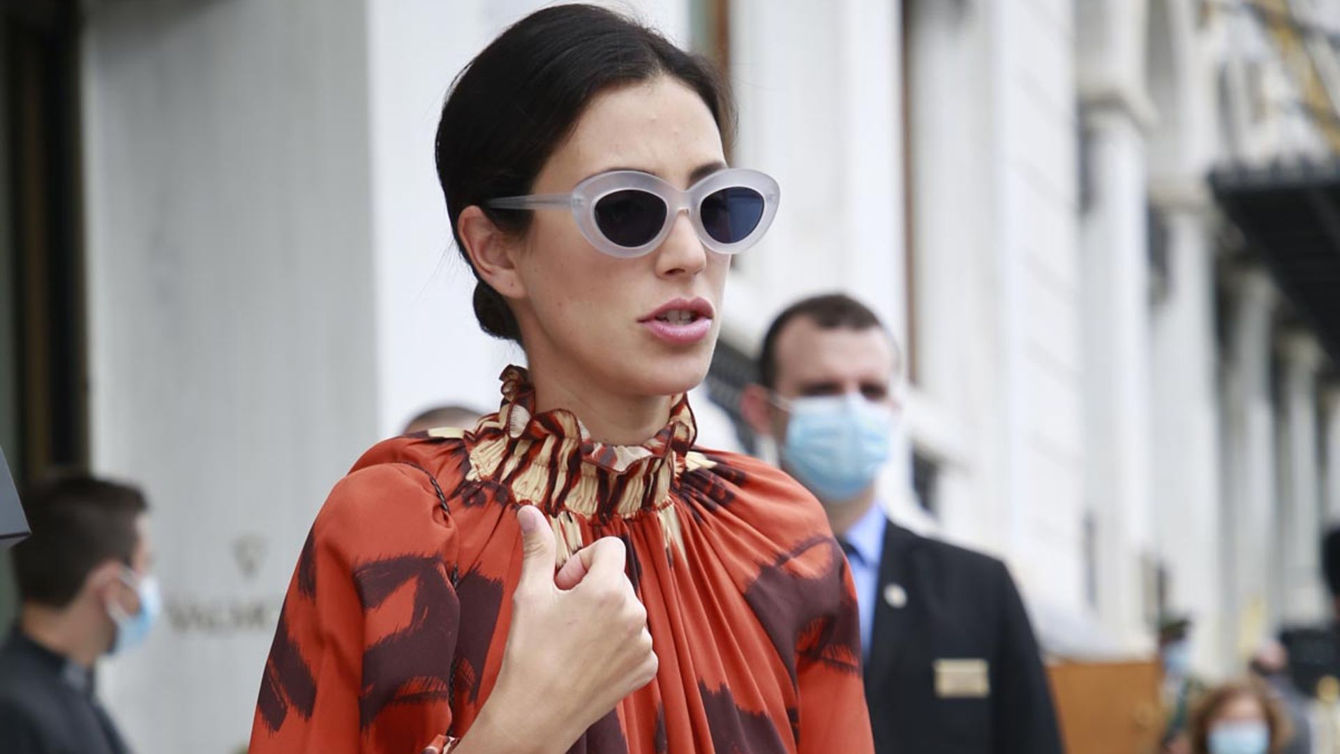 Los 'slippers' con los que Sassa de Osma transforma un vestido de invitada en un look de calle