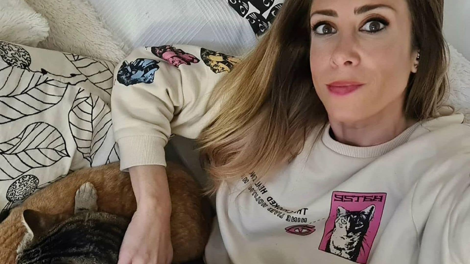 El gato de Isabel Zubiaurre, la chica del tiempo, se cuela en sus vídeos y se convierte en toda una estrella