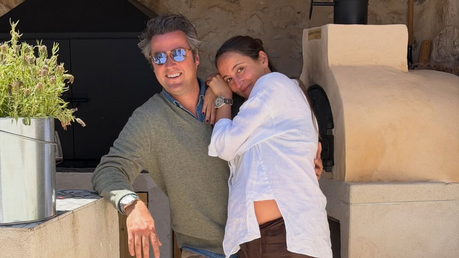 Lucía Pombo posa junto a su marido y muestra su avanzado estado de gestación