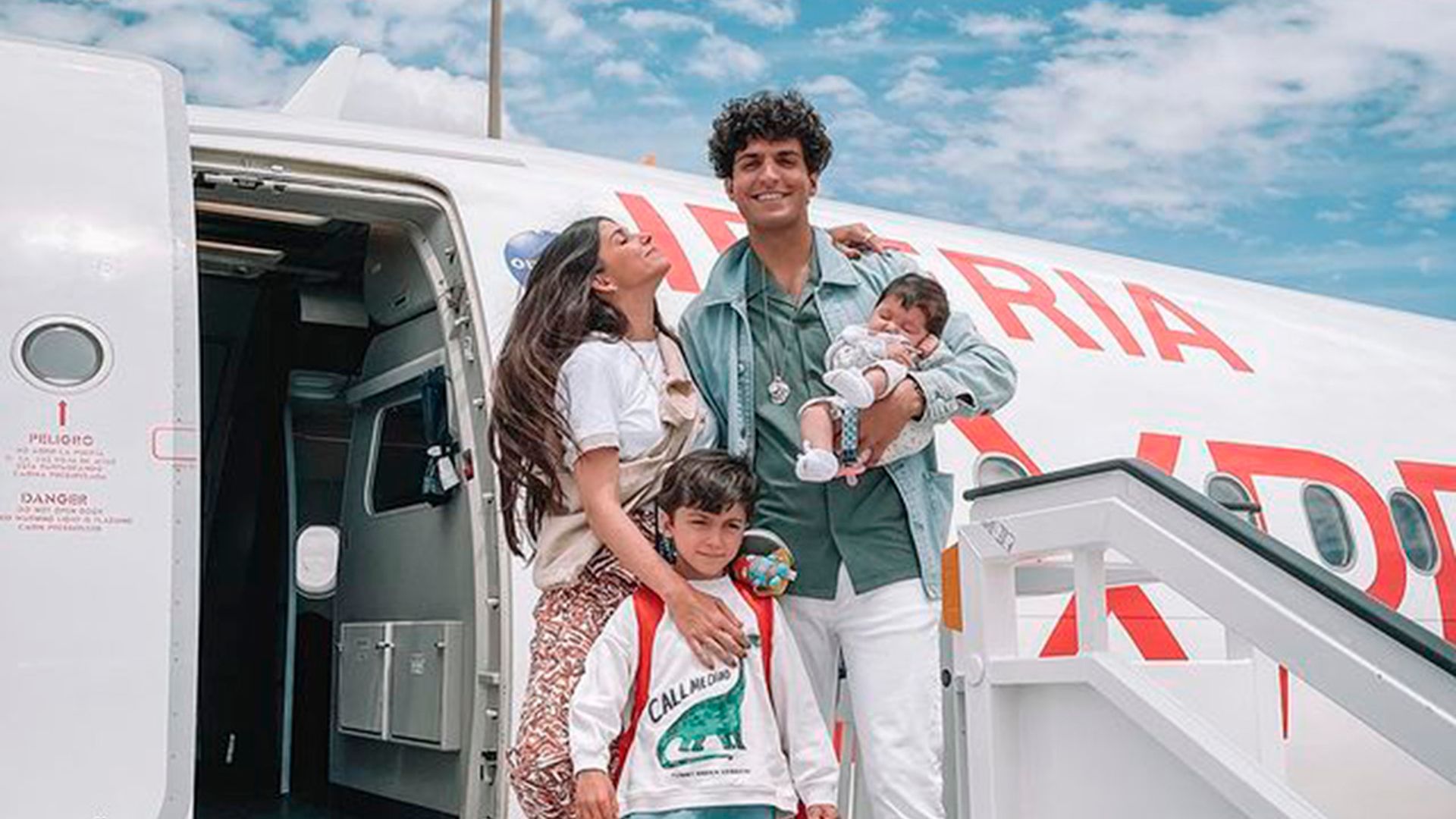 El primer baño en las playas de Menorca de la niña de María García de Jaime ¡con un invitado inesperado!