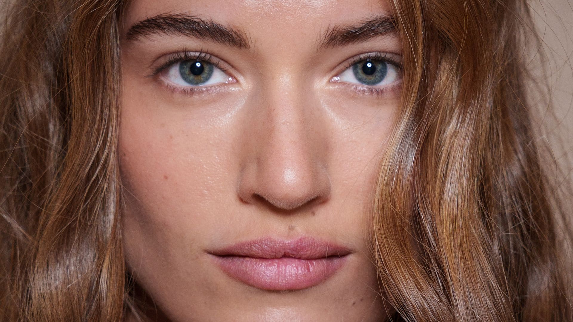 7 trucos que previenen la caída de cejas y pestañas del otoño