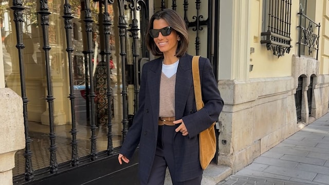 traje gris con jersey beige