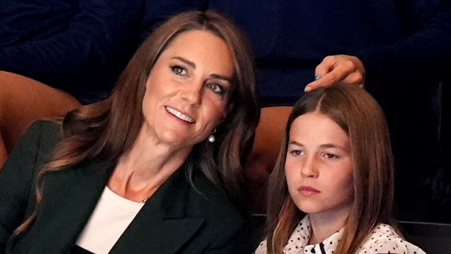 La princesa de Gales reaparece con un look impecable de blazer, la falda blanca que nunca falla y sus pendientes fetiche