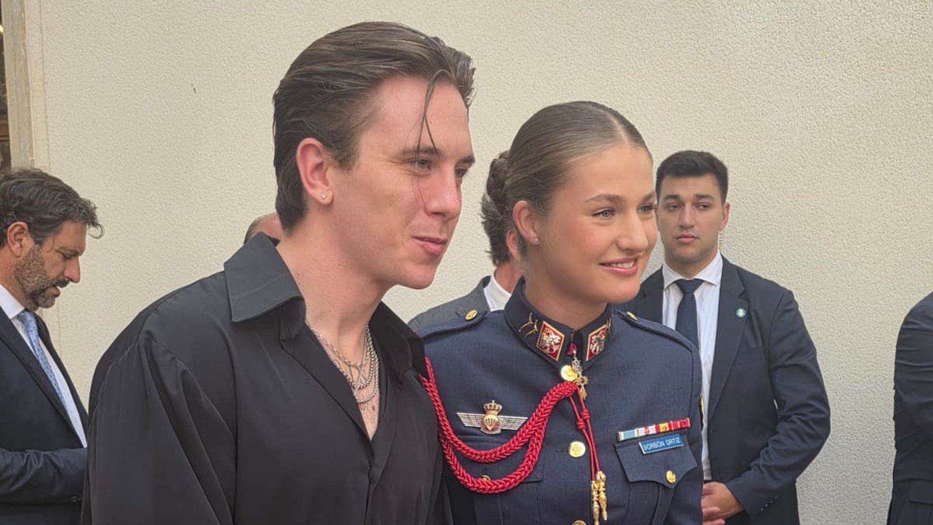 La princesa Leonor conoce al cantante Walls en Murcia el día que ha recibido las máximas condecoraciones de la región