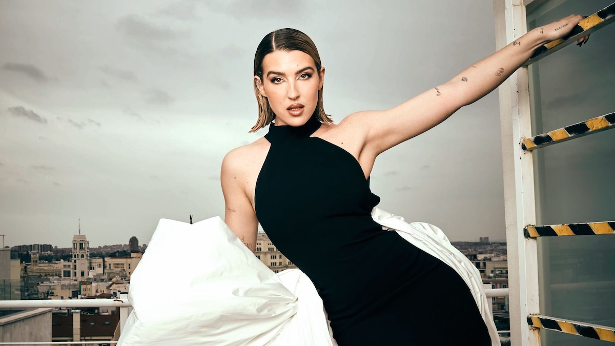 Alba Díaz con su móvil