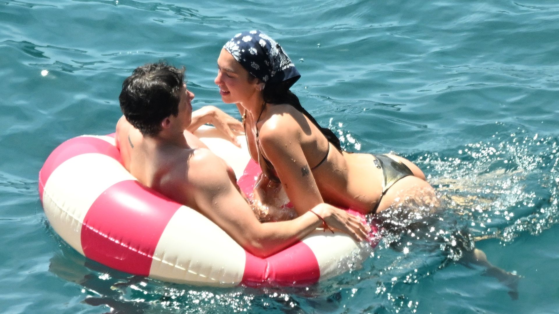 La feliz pareja fue vista mostrando sus envidiables cuerpos tonificados de playa mientras se relajaban en la playa y entre las olas del mar.