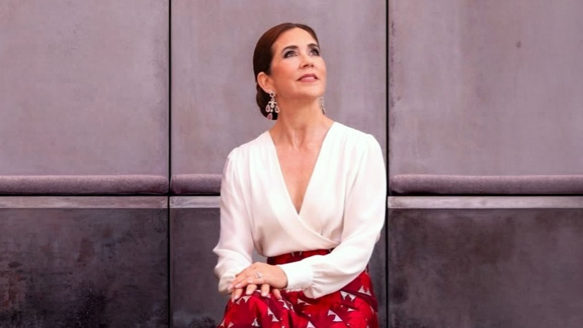 Mary de Dinamarca estrena una falda española de Inés Domecq y rescata los históricos rubíes de la familia real danesa