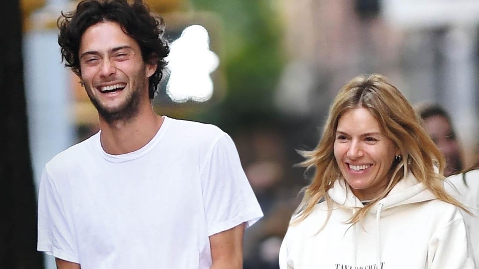 Sienna Miller y su novio, de 26 años, un amor divertido y sin prejuicios