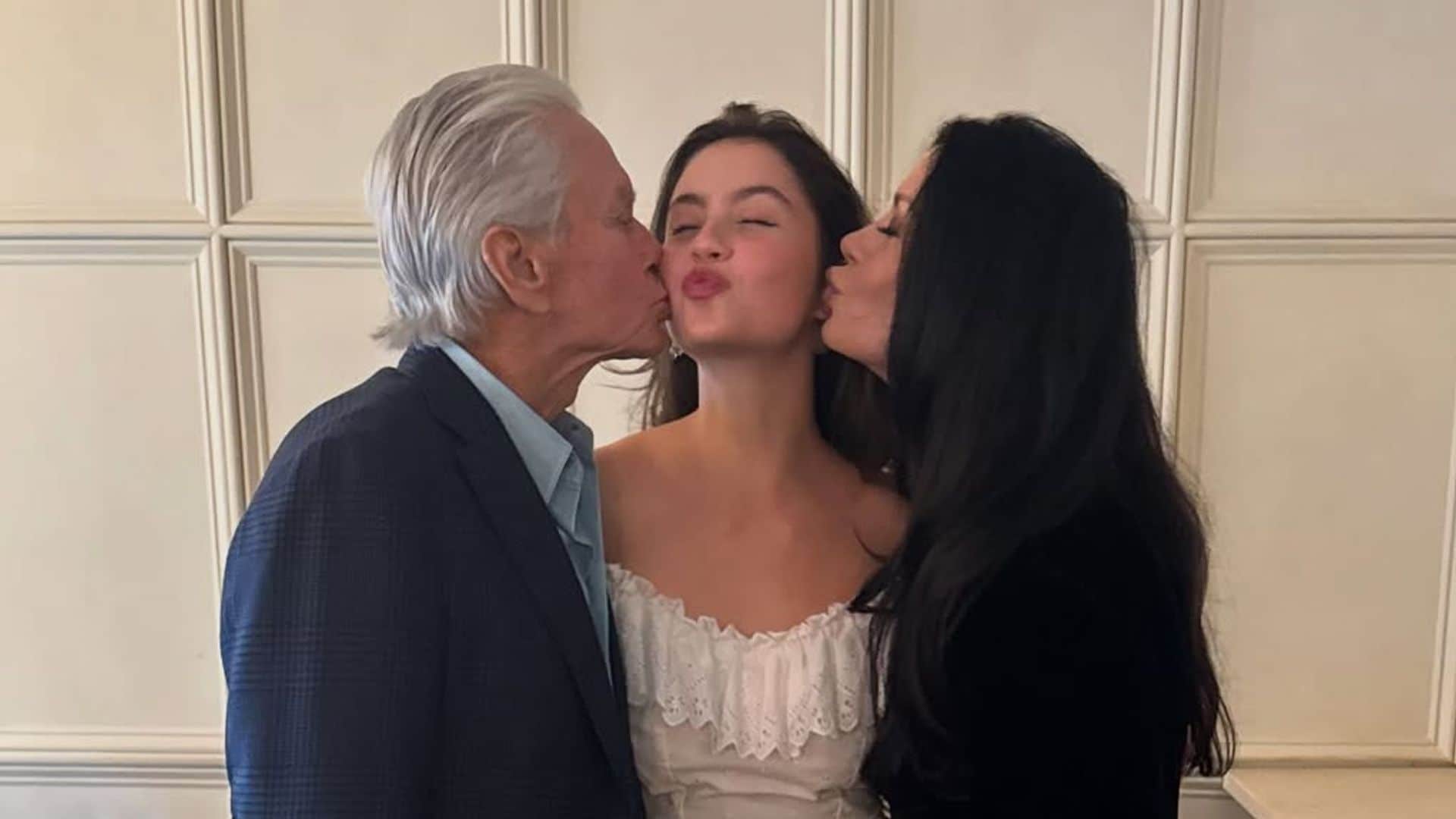 El divertido momento de Michael Douglas en la graduación de su hija: '¡Papá, basta!'