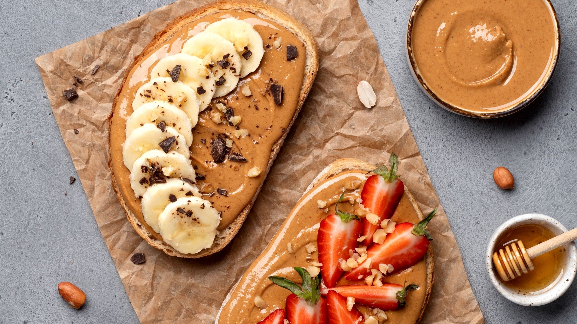 Tostadas con crema de cacahuete.