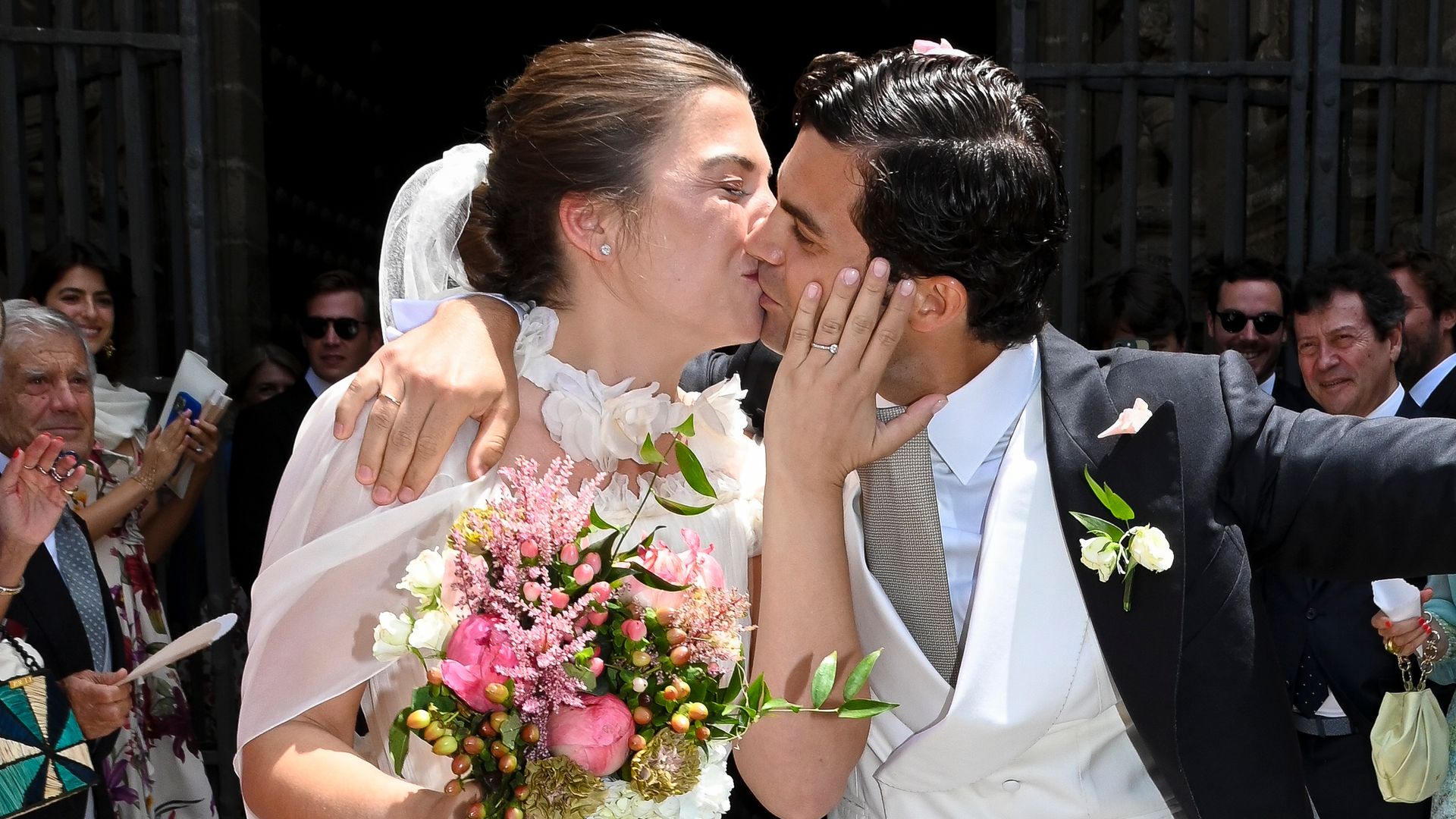 8 tejidos y 64 flores realizadas a mano: el vestido de novia de Leticia Fernández de Villavicencio para su boda con Piergiacomo Agostini