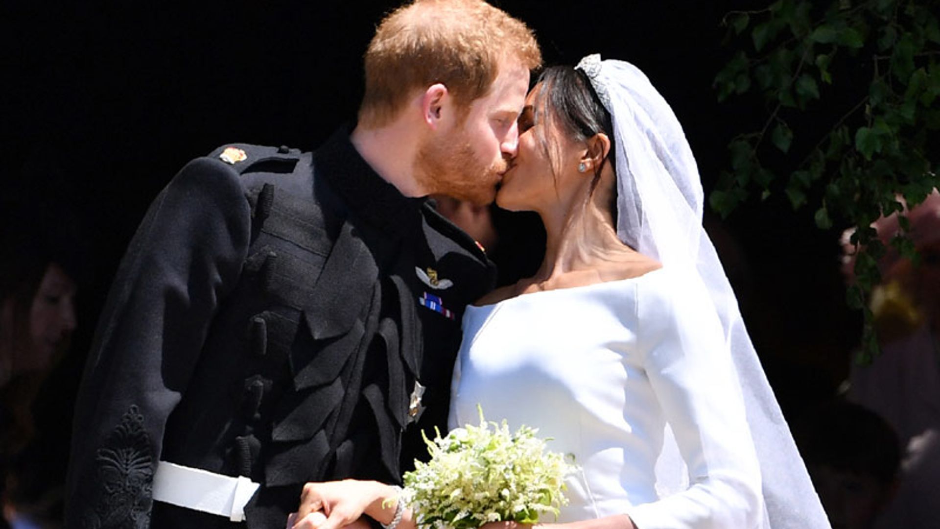 Se cumplen 8 años de la boda de Harry y Meghan: del detalle azul en el vestido de la novia a las flores preferidas de Diana de Gales en el ramo