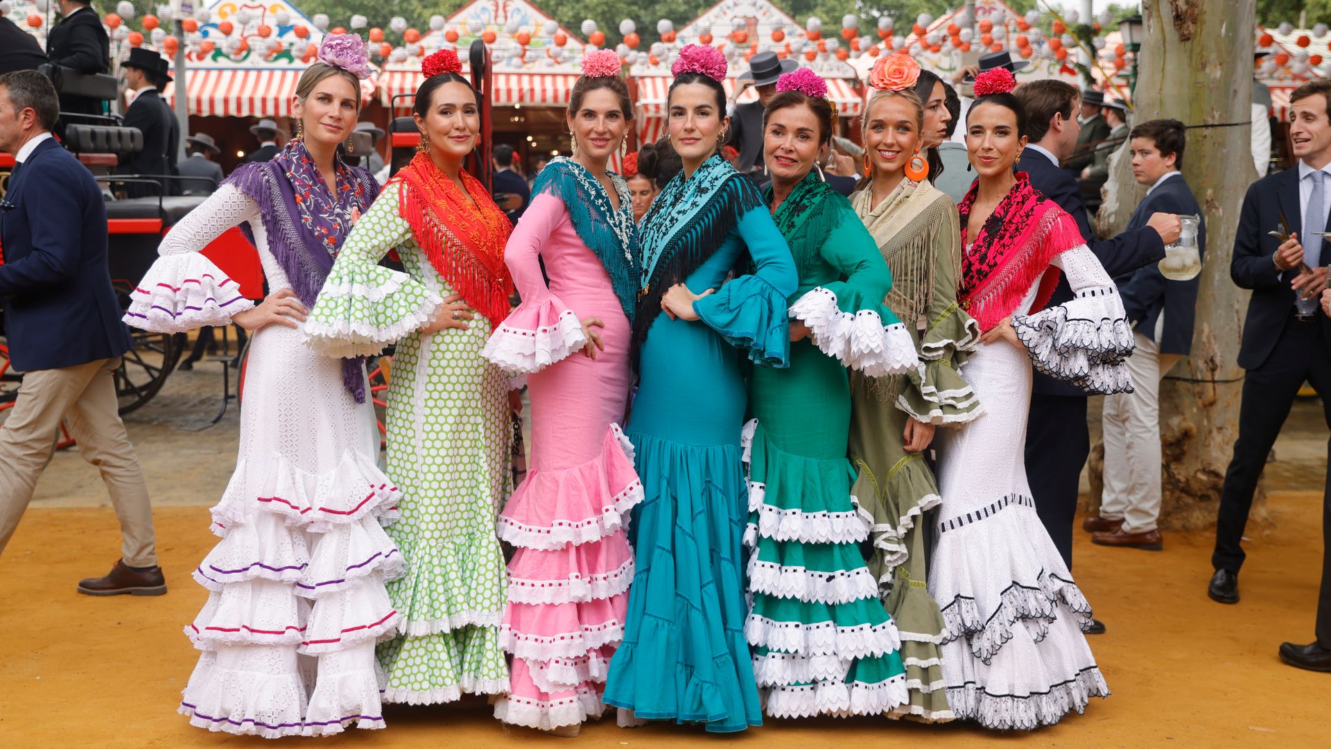Lourdes Montes con su hermana Sibi junto a un grupo de amigas