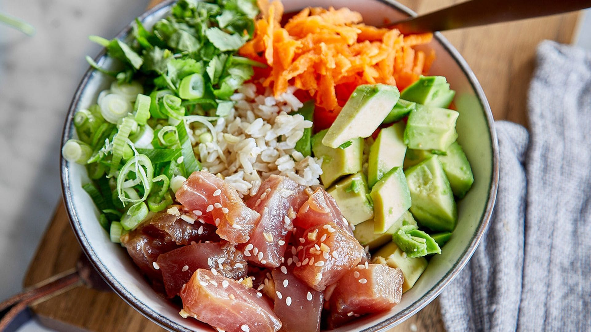 'Poke bowl' de atún con cebolleta, arroz y zanahoria