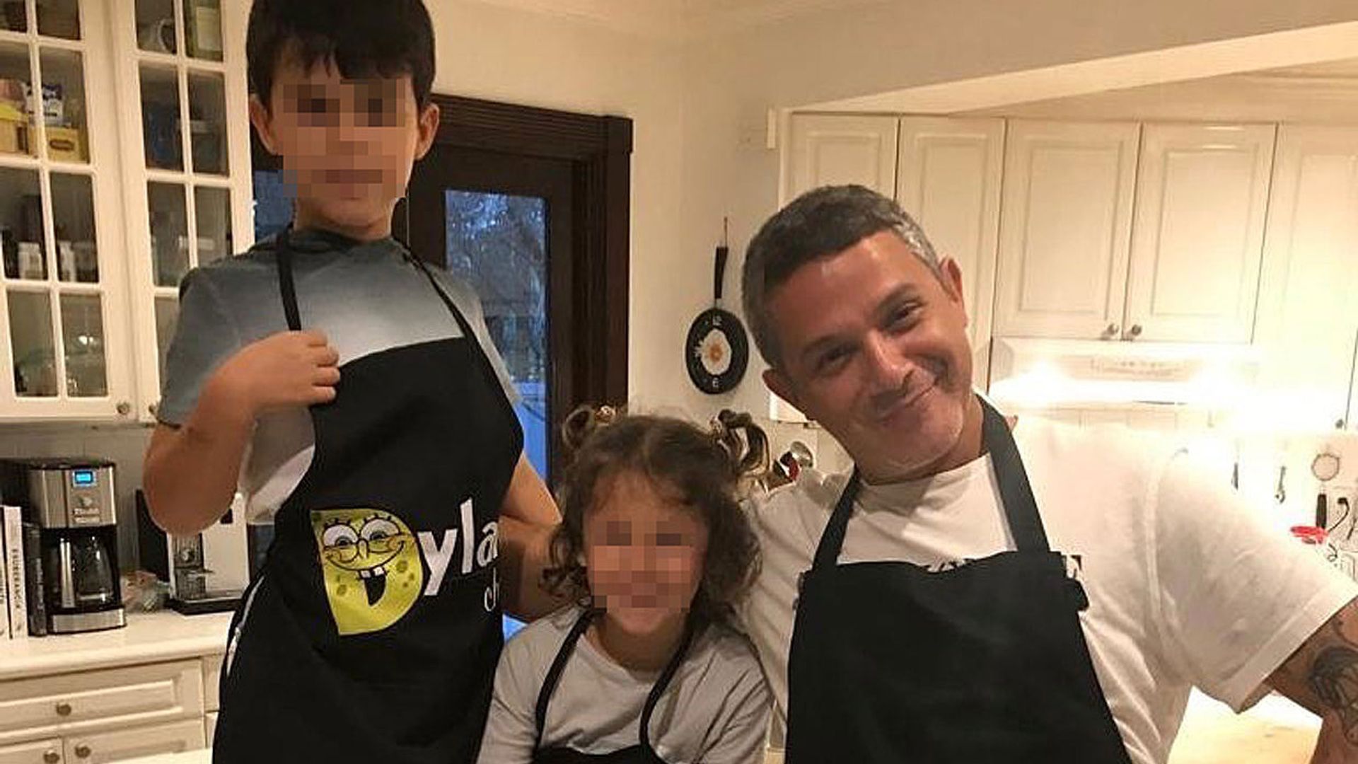 ¡Son dos clones! Alejandro Sanz envía un 'abrazo a distancia' a su hija Alma