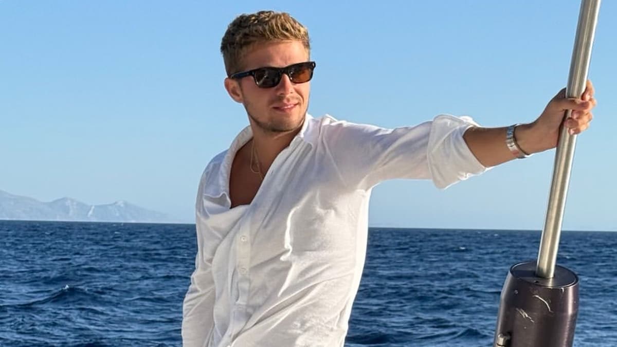 Achileas de Grecia, que arrasa en redes por su estilo James Dean, celebra su 25 cumpleaños: tarta, felicitaciones y el tierno mensaje de su madre 