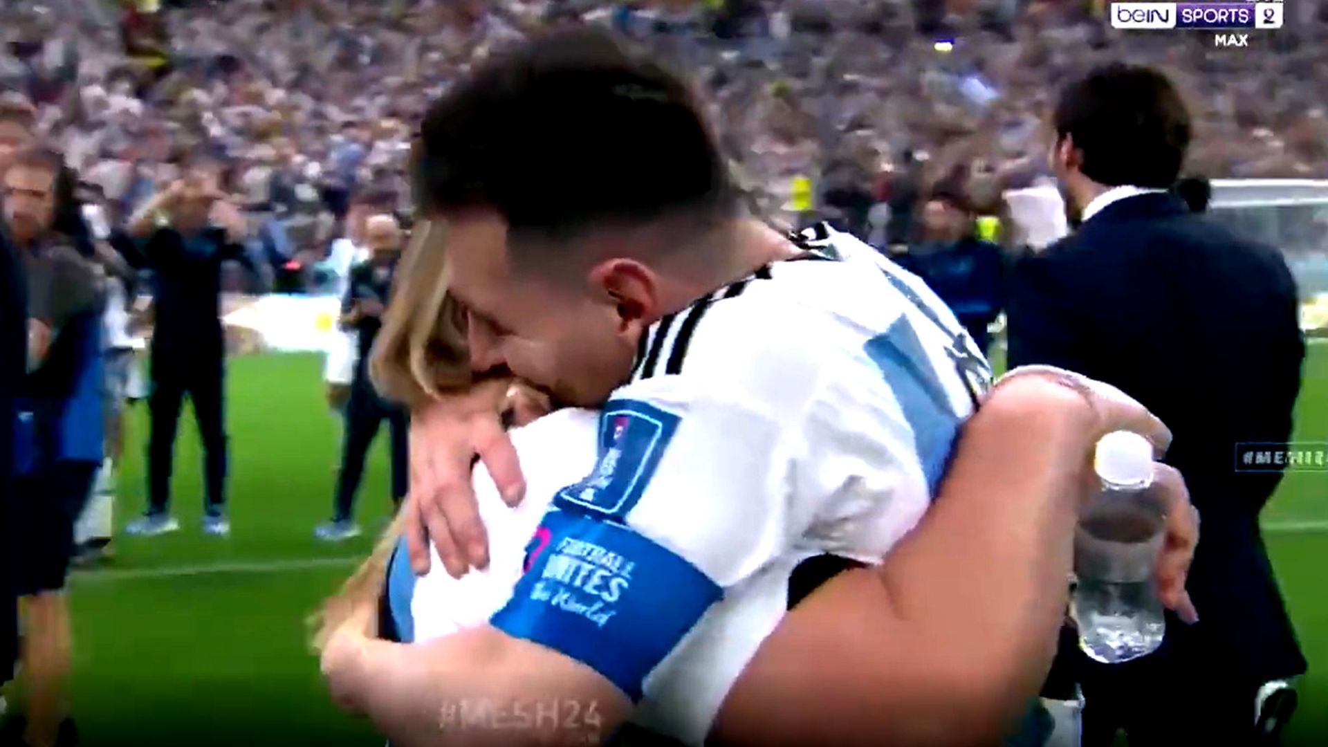 Quién es la mujer que abrazó a Messi en la final del Mundial
