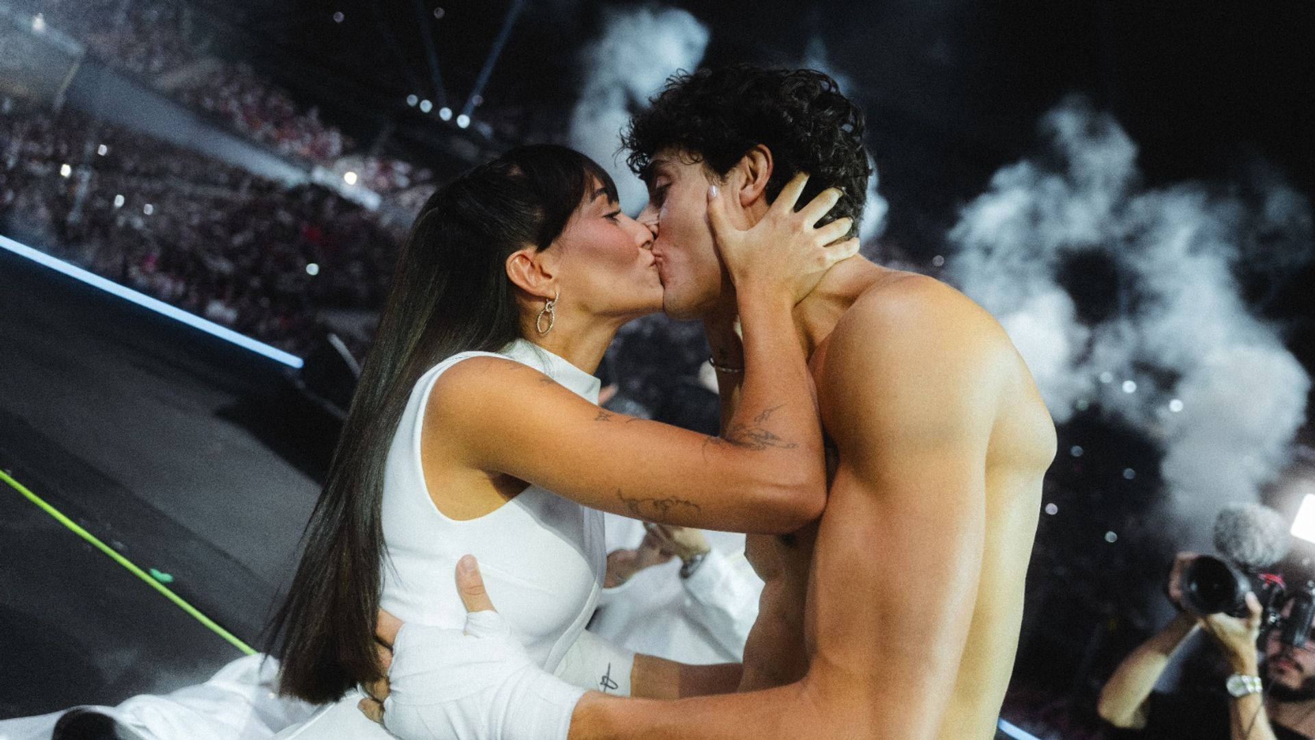 El beso de película de Aitana y Plex y las lágrimas de Lola Índigo con IlloJuan eclipsan La Velada del Año VI