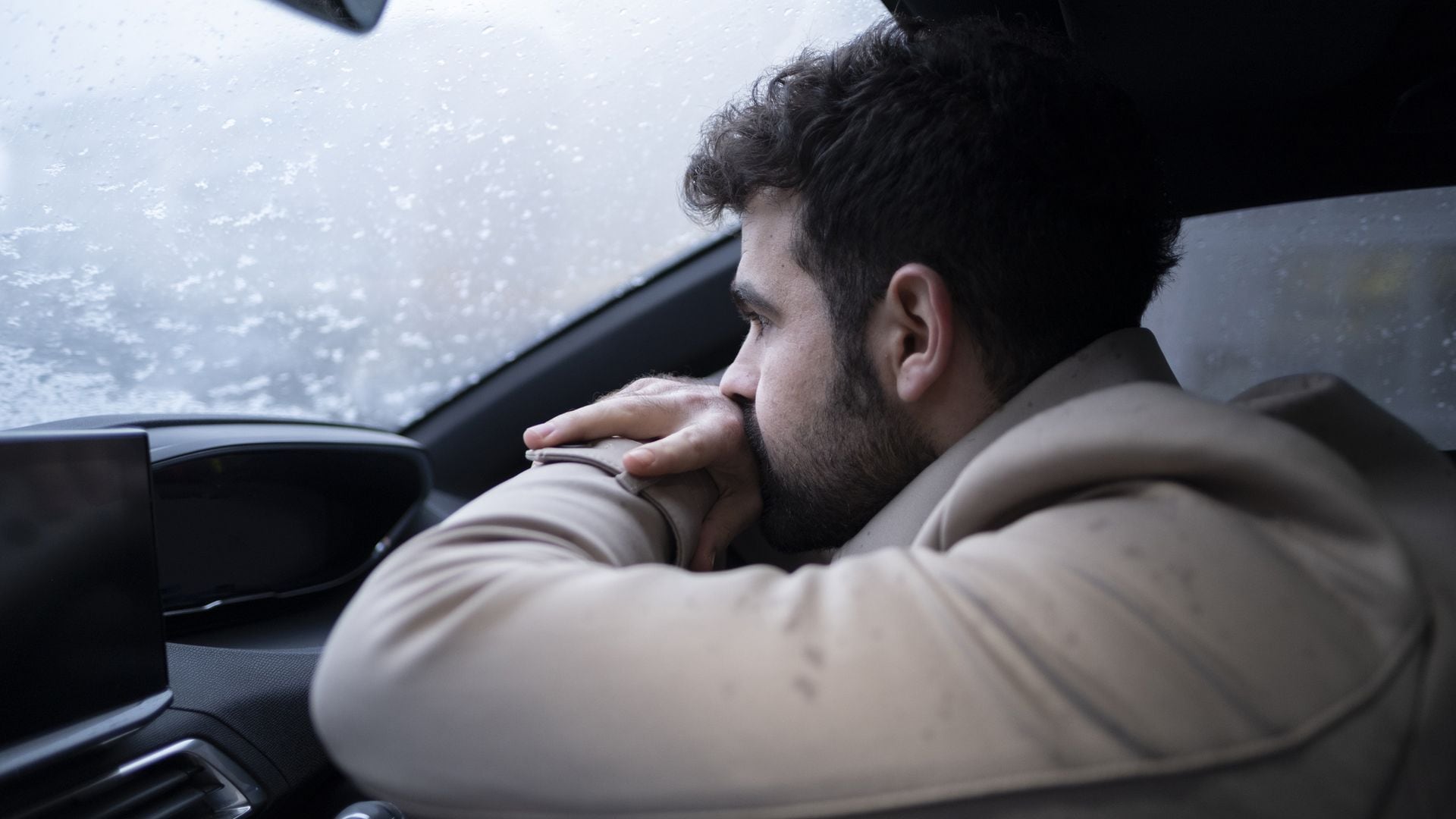 Hombre en su coche con el cristal empañado