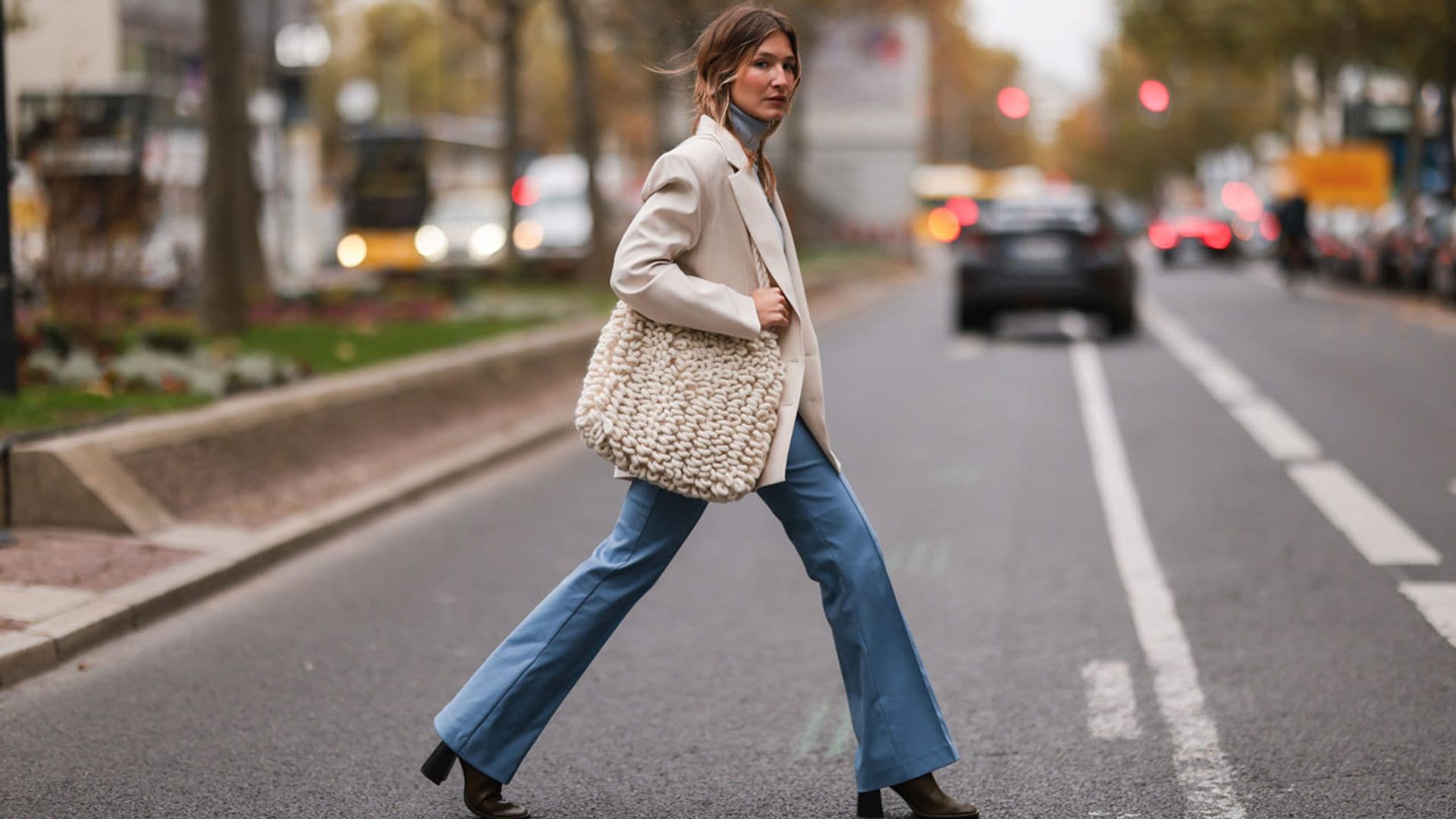 Guia definitiva (y fácil de copiar) para llevar el pantalón acampanado esta temporada