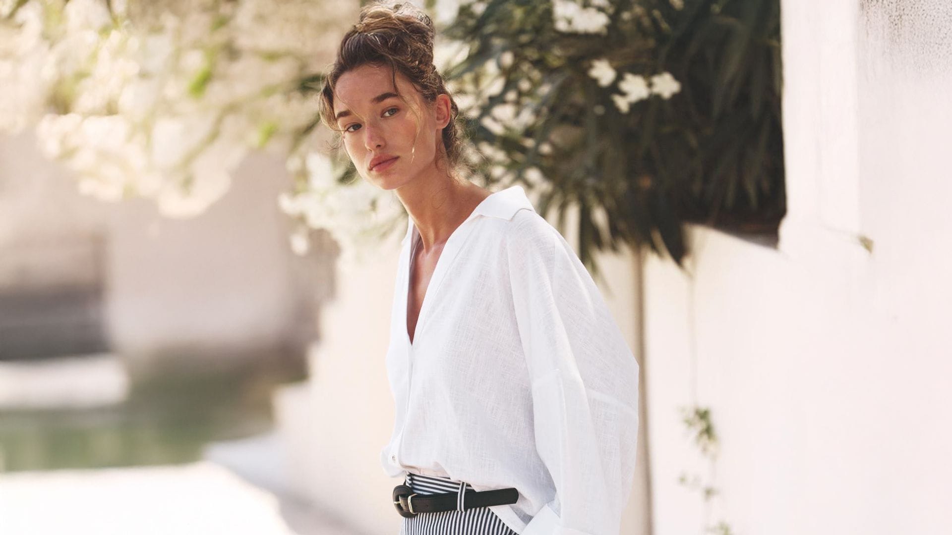 La tendencia 'officecore' aprobada por expertas: robarle la camisa a tu novio y convertirla en tu uniforme de verano