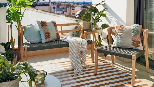 Muebles de exterior para terraza con sillas y cojines de Kave Home