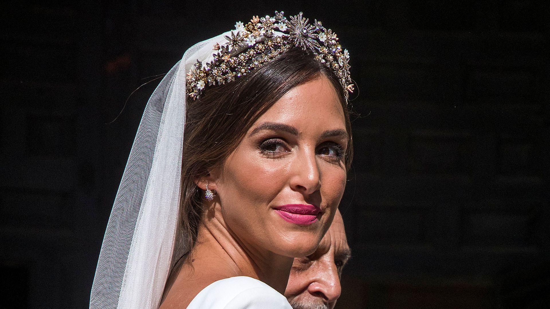 Rocío Osorno rescata la tiara de su boda para una cita con la alta sociedad británica