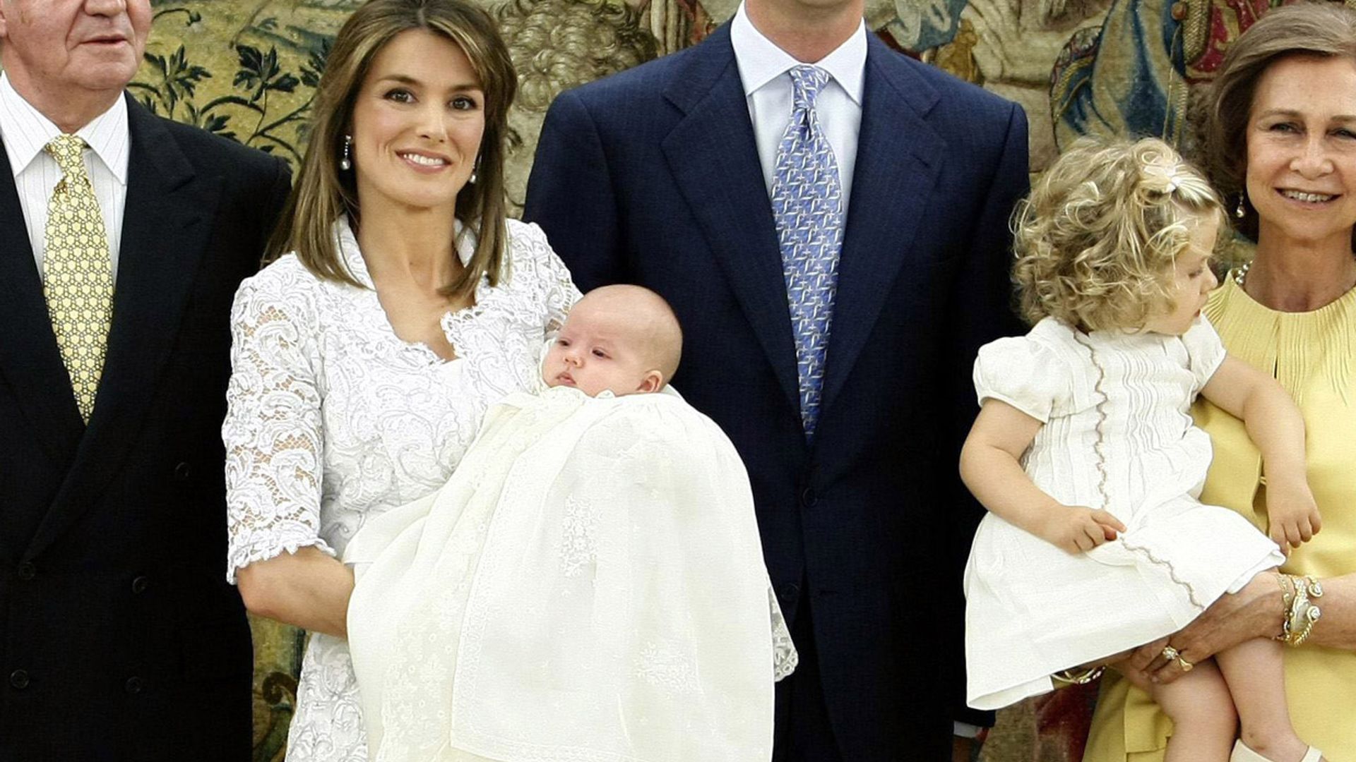 Vestido de encaje y zapatos plateados, así vistió doña Letizia en el bautizo de Sofía hace 14 años