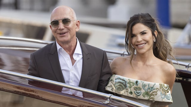 Jeff Bezos y Lauren Sánchez saliendo de su hotel en Venecia el 26 de junio de 2025.