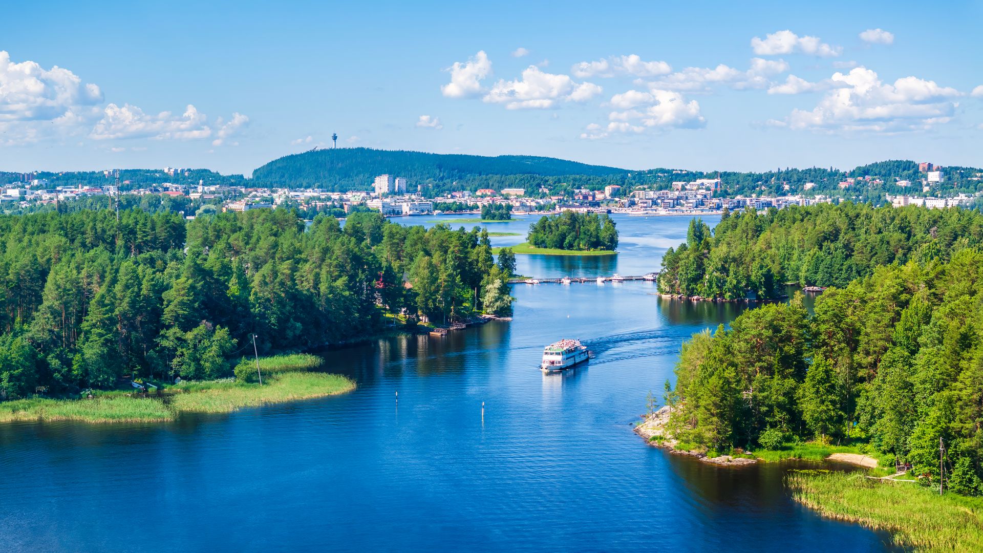 El paraíso finlandés donde se vive el el verano más feliz de Europa: entre lagos, saunas y bosques