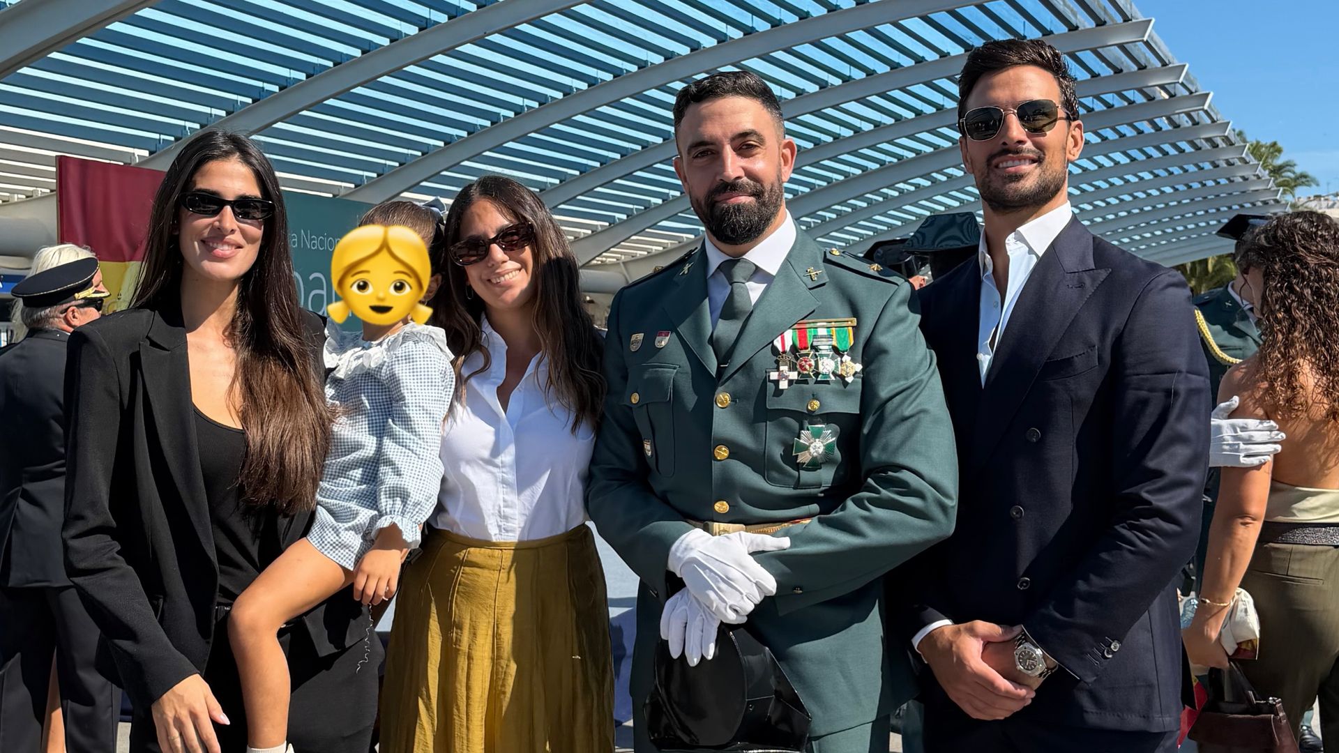 Jaime Astrain, Lidia Torrent y su hija acompañan al hermano del actor, Carlos Astrain, en un día importante para él