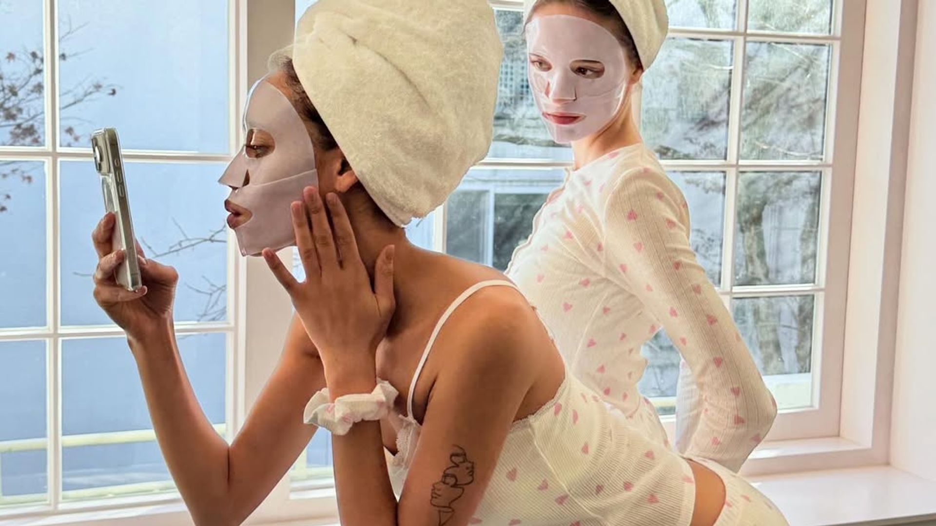 Dos mujeres con mascarillas faciales overnight durante una rutina de autocuidado nocturno