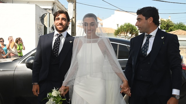 Claudia Ula con sus hermanos antes de entrar a la iglesia