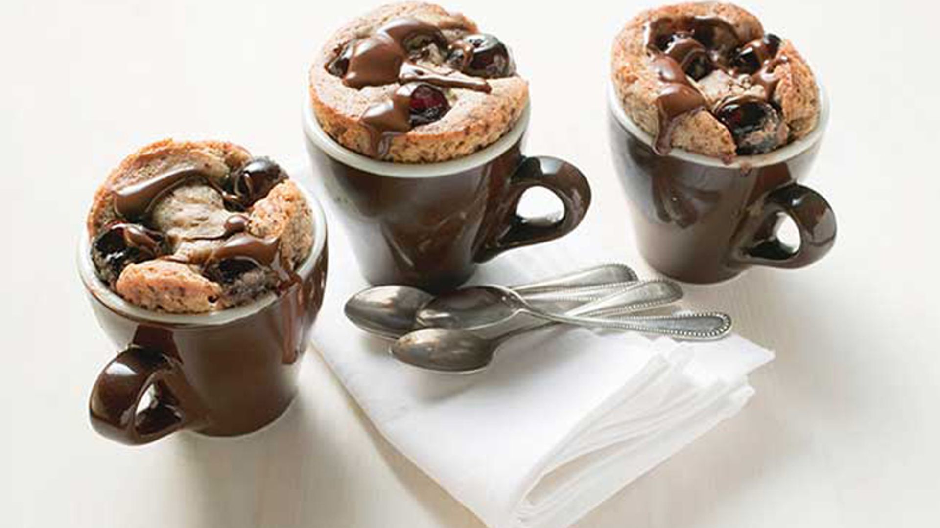 Pastel de chocolate y cerezas en taza