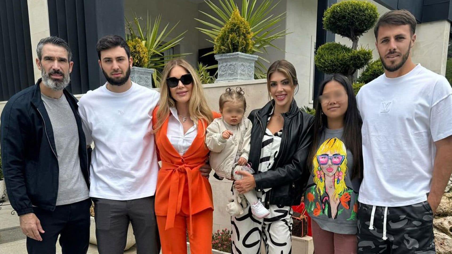 Ingrid Asensio y Fernando Sanz, orgullosos de la familia que han formado con cuatro hijos y una preciosa nieta de un añito