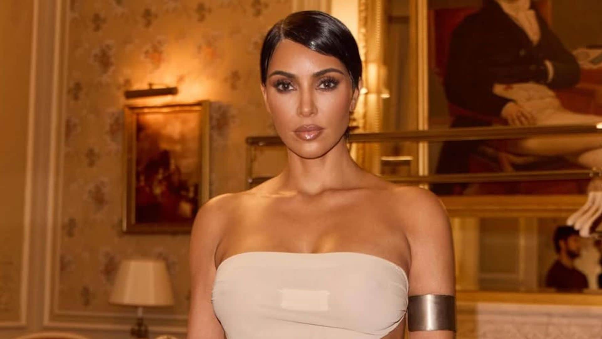 Kim Kardashian lleva un corte de pelo corto como el de su madre