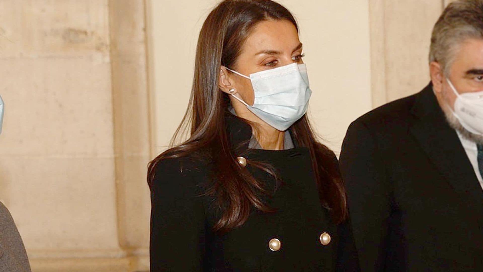 La Reina recupera justo un año después el abrigo de perlas que escondió su vestido de rejilla