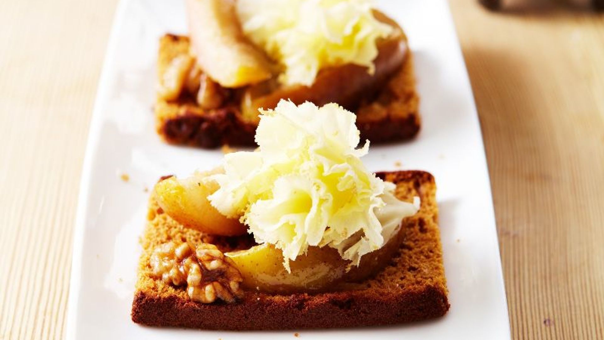 'Chutney' de pera con queso y pan de jengibre