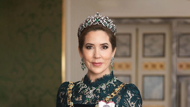 Plano medio de la reina Mary de Dinamarca posando con traje de gala y tiara