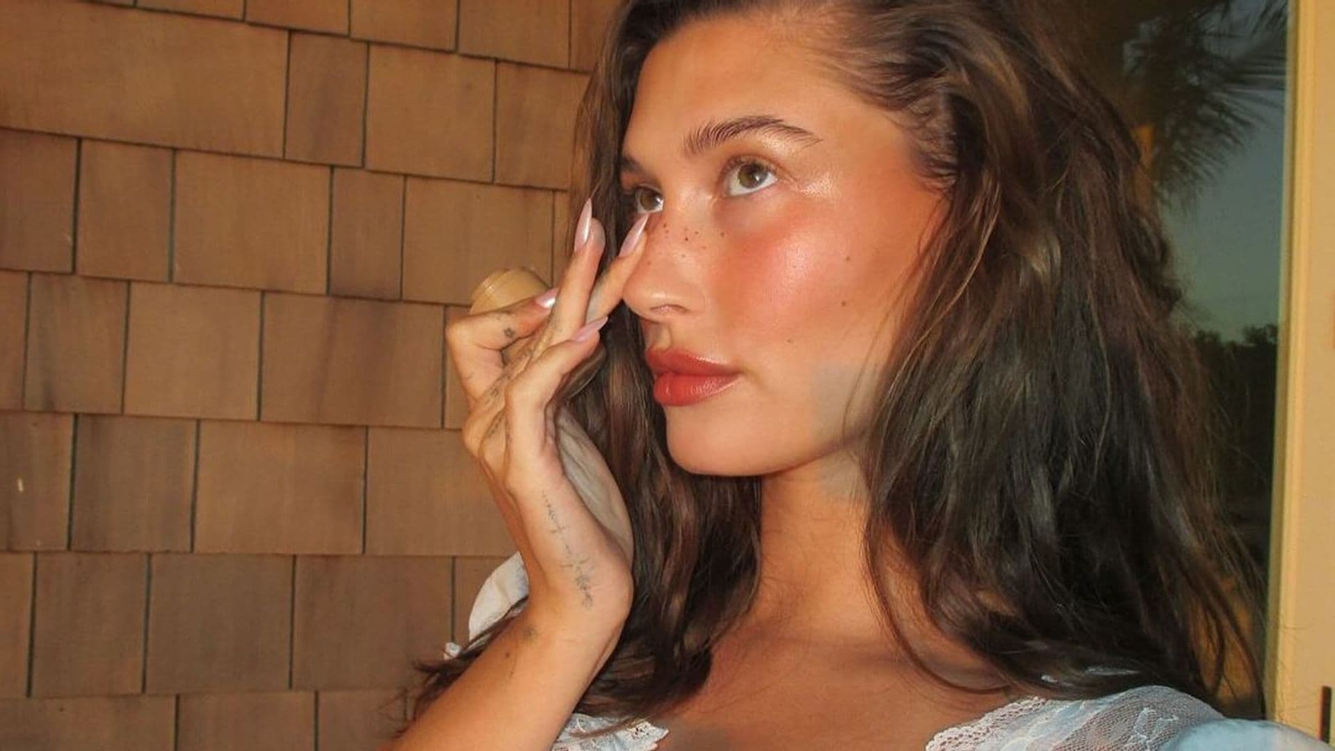 La actualización del 'contouring', el 'blush' en horizontal y otras técnicas de maquillaje virales en 2024 con efecto 'buena cara'
