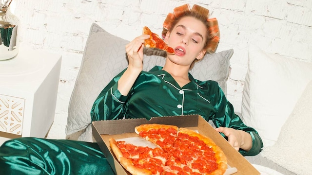 mujer pizza