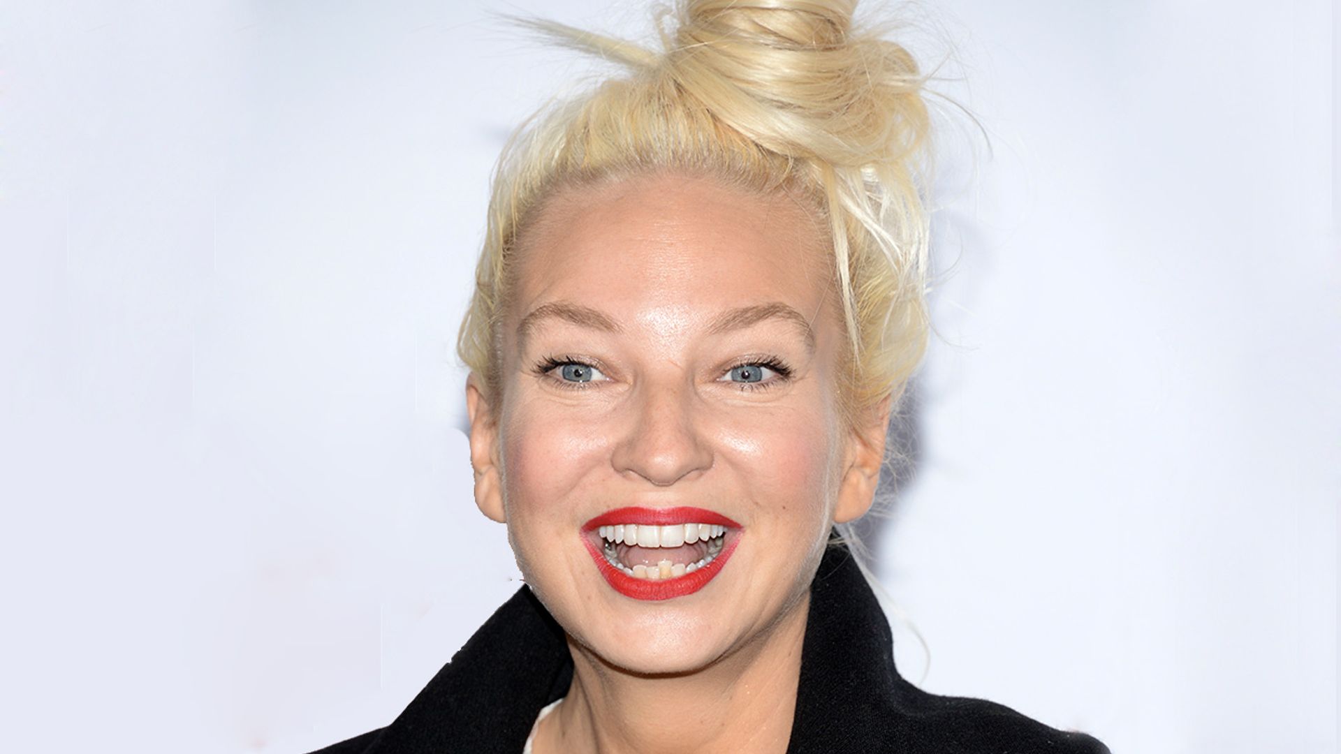 Sia adoptó a dos adolescentes que iban a quedar desamparados