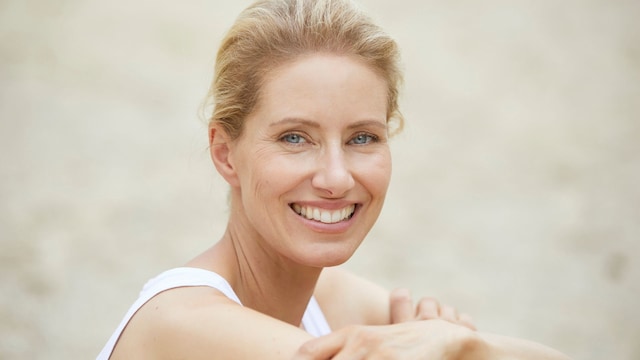 Retrato de una mujer guapa en la menopausia
