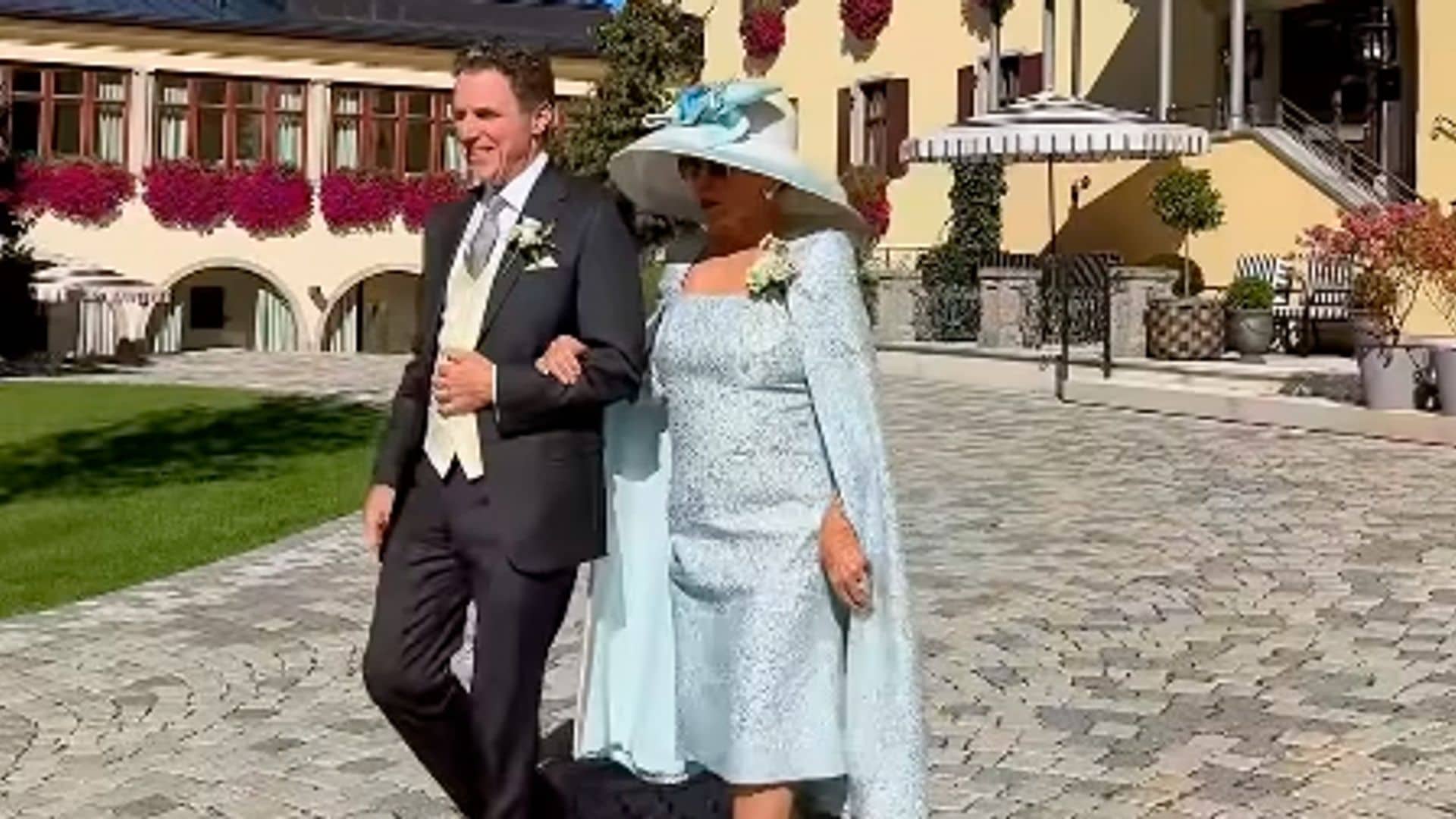 Joan Collins, una espectacular madrina con un vestido-capa y sombrero de ala ancha en la boda de su hijo Sacha